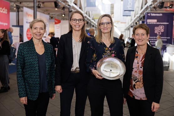 Head of HR Mette Haslev og HR Specialist Dorthe Kraglund, Ergonomic Solutions har modtaget HR-prisen 2022 uddelt af DANSK HR.